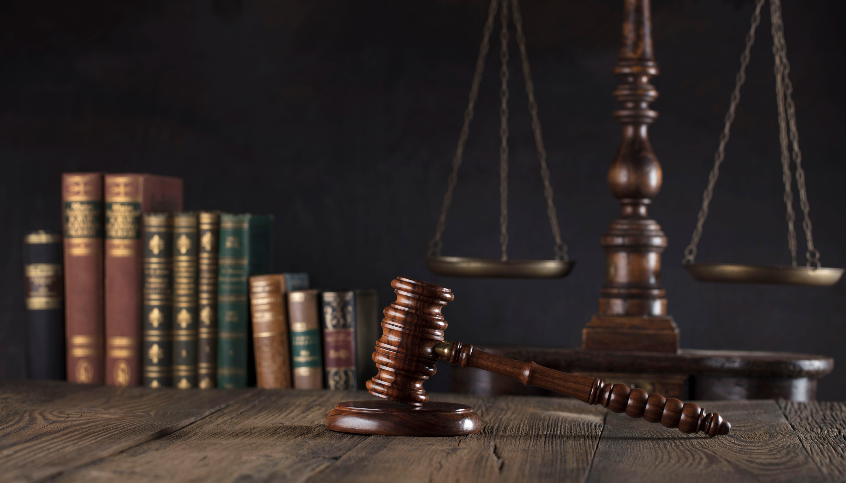 محامي يقدم خدمات المرافعات